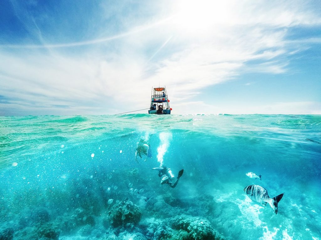 divers-and-boat-in-the-caribbean-sea